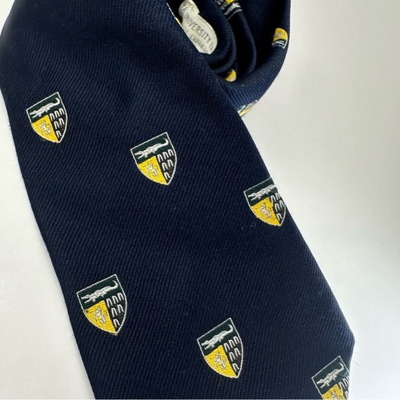 Rivetz of Boston Yale University Law School Tie Crest Navy 57” X 3.25” Vintage - Picture 2 of 9